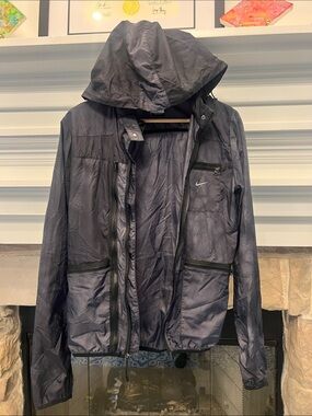 Nike Women’s Lightweight Hooded Jacket in Blackish